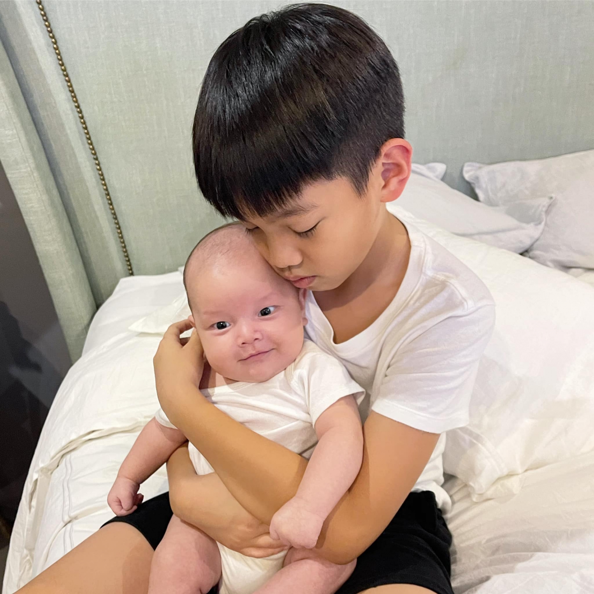 Hồ Ngọc Hà 'đứng hình' trước hành động của quý tử Subeo dành cho em cùng mẹ khác cha 2 Hồ Ngọc Hà 'đứng hình' trước hành động của quý tử Subeo dành cho em cùng mẹ khác cha 2