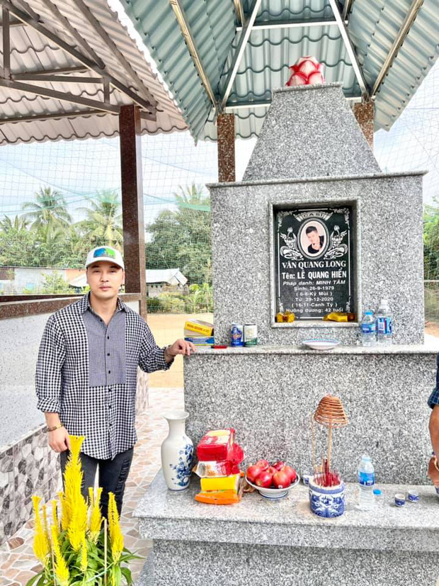 Cận Tết, Ưng Hoàng Phúc lặn lội về Đồng Tháp thăm mộ bạn thân Vân Quang Long 1 Cận Tết, Ưng Hoàng Phúc lặn lội về Đồng Tháp thăm mộ bạn thân Vân Quang Long 1