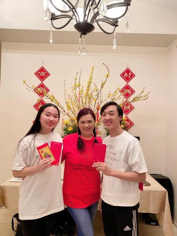 Ca sĩ Phương Loan xuất hiện tươi tắn sau thời gian ông xã Chí Tài ra đi mãi mãi 2 Ca sĩ Phương Loan xuất hiện tươi tắn sau thời gian ông xã Chí Tài ra đi mãi mãi 2