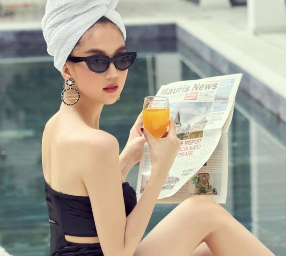 Ngọc Trinh bung lụa 'nổi loạn' trong biệt thự, con dâu của tình cũ Hoàng Kiều cũng không kém cạnh 5 Ngọc Trinh bung lụa 'nổi loạn' trong biệt thự, con dâu của tình cũ Hoàng Kiều cũng không kém cạnh 5