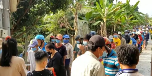 Người dân ùn ùn kéo đến nơi an nghỉ của Vân Quang Long: Lý do mới đặc biệt 3 Người dân ùn ùn kéo đến nơi an nghỉ của Vân Quang Long: Lý do mới đặc biệt 3