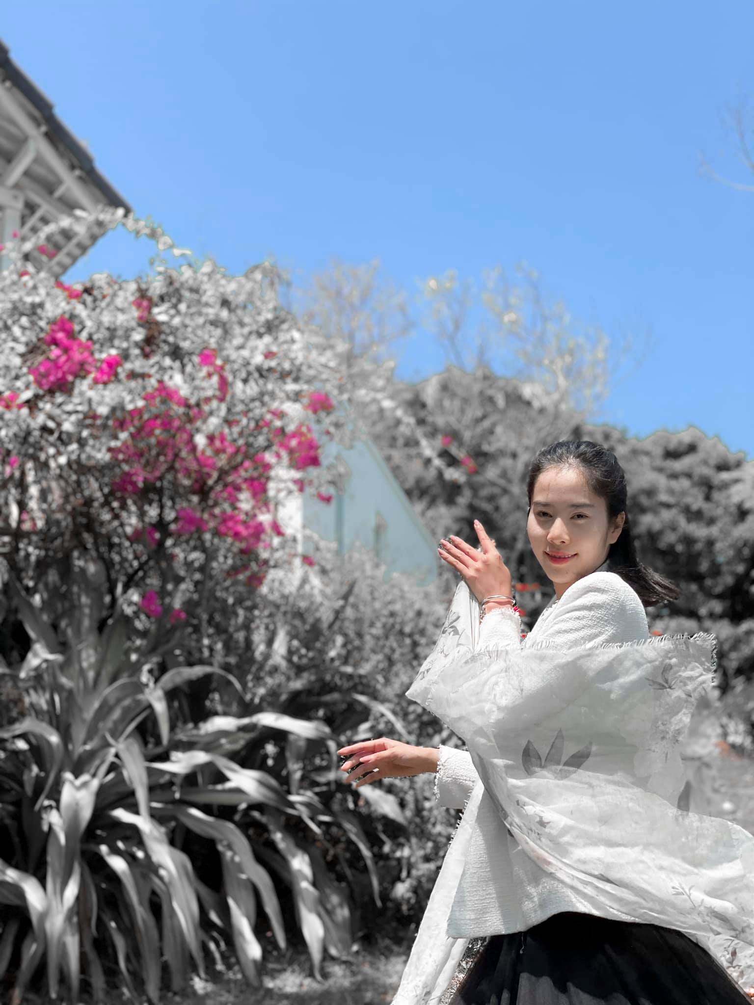 Học theo Ngọc Trinh, Nam Em lần hiếm hoi tung bộ ảnh khiến fan 'mắt tròn mắt dẹt' 2 Học theo Ngọc Trinh, Nam Em lần hiếm hoi tung bộ ảnh khiến fan 'mắt tròn mắt dẹt' 2