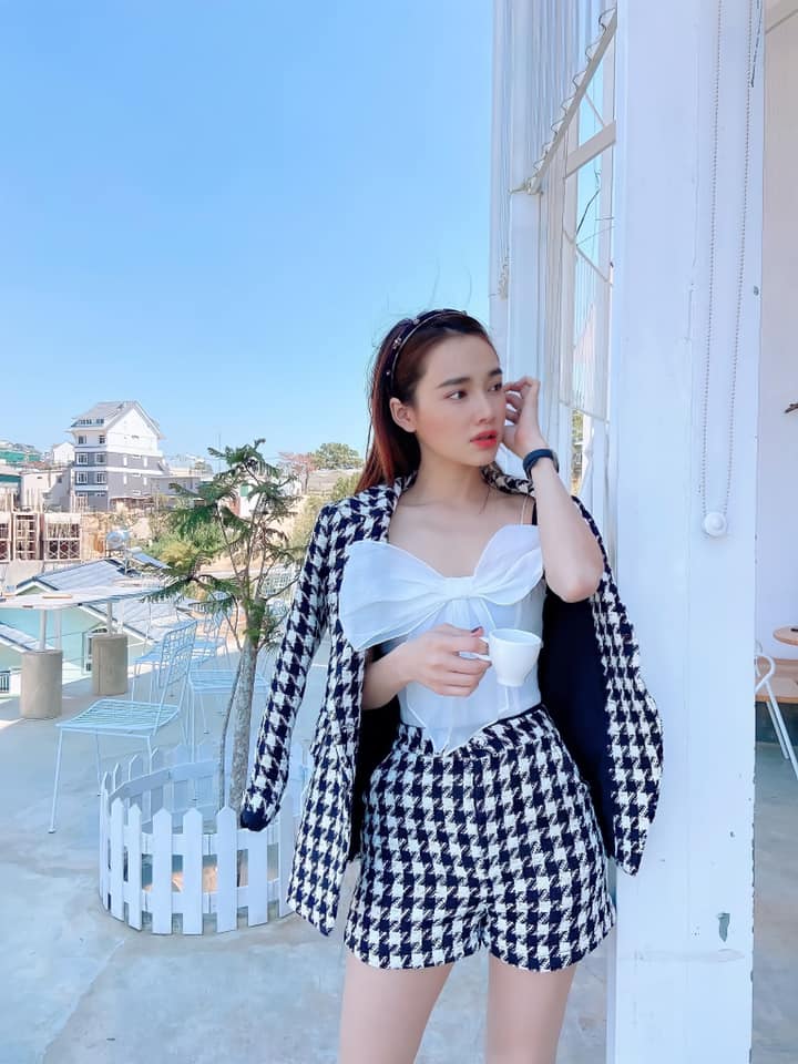 Bất chấp 'ngải heo' đeo bám, Nhã Phương vẫn tự tin với sắc vóc 'cực phẩm' 4 Bất chấp 'ngải heo' đeo bám, Nhã Phương vẫn tự tin với sắc vóc 'cực phẩm' 4