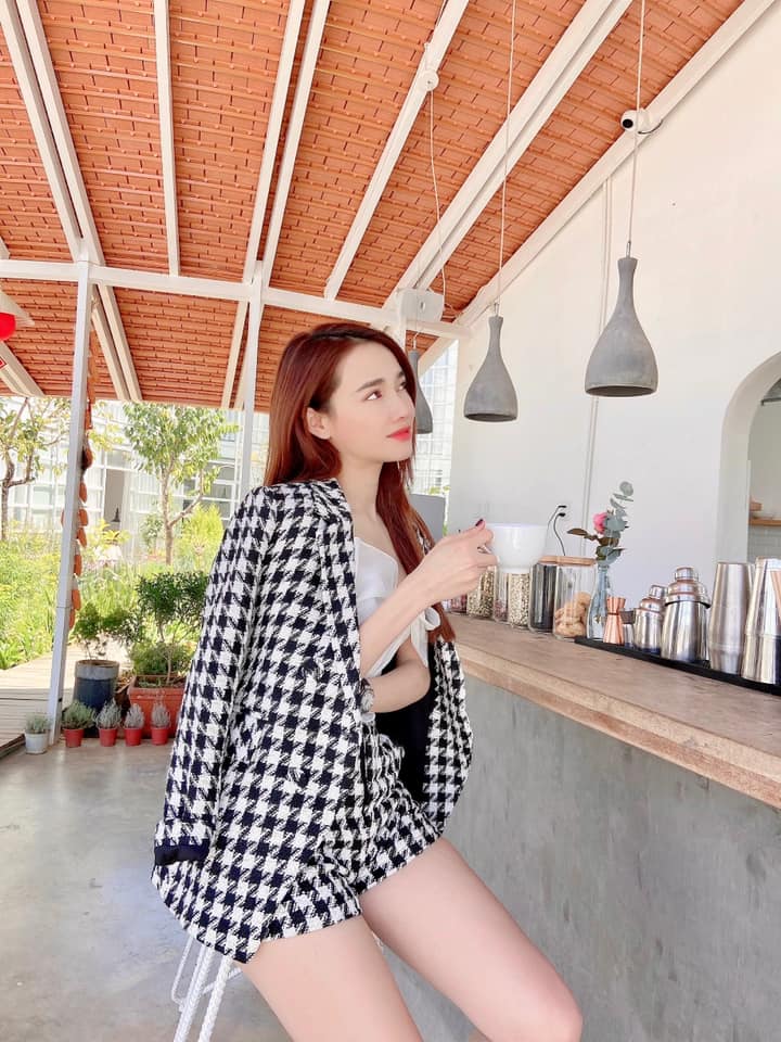 Bất chấp 'ngải heo' đeo bám, Nhã Phương vẫn tự tin với sắc vóc 'cực phẩm' 2 Bất chấp 'ngải heo' đeo bám, Nhã Phương vẫn tự tin với sắc vóc 'cực phẩm' 2