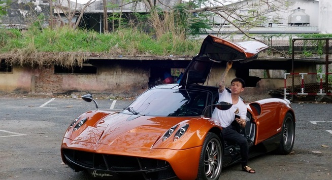 Khoe ảnh bên ái nữ, đại gia Minh Nhựa khiến cư dân mạng lóa mắt vì dàn siêu xe bạc tỷ 3 Khoe ảnh bên ái nữ, đại gia Minh Nhựa khiến cư dân mạng lóa mắt vì dàn siêu xe bạc tỷ 3