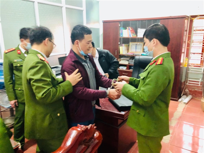 Tin tức pháp luật 24h: CA điều tra nghi án bé gái 12 tuổi bị mẹ bạo hành, Hiệu trưởng chiếm đoạt tiền bảo hiểm 2 Tin tức pháp luật 24h: CA điều tra nghi án bé gái 12 tuổi bị mẹ bạo hành, Hiệu trưởng chiếm đoạt tiền bảo hiểm 2