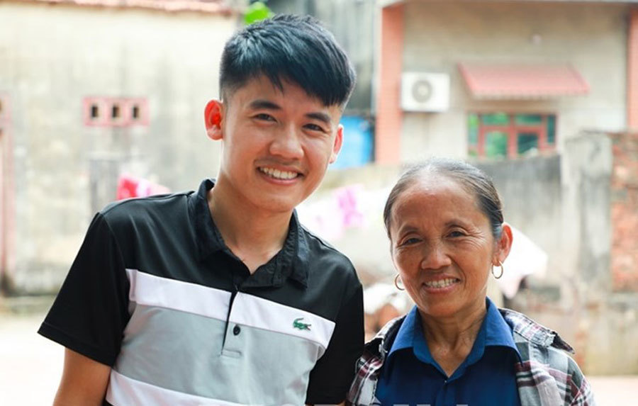 'Mở bát' đầu năm, con trai bà Tân Vlog đã nhận 'gạch đá' vì làm vlog phản cảm 4 'Mở bát' đầu năm, con trai bà Tân Vlog đã nhận 'gạch đá' vì làm vlog phản cảm 4