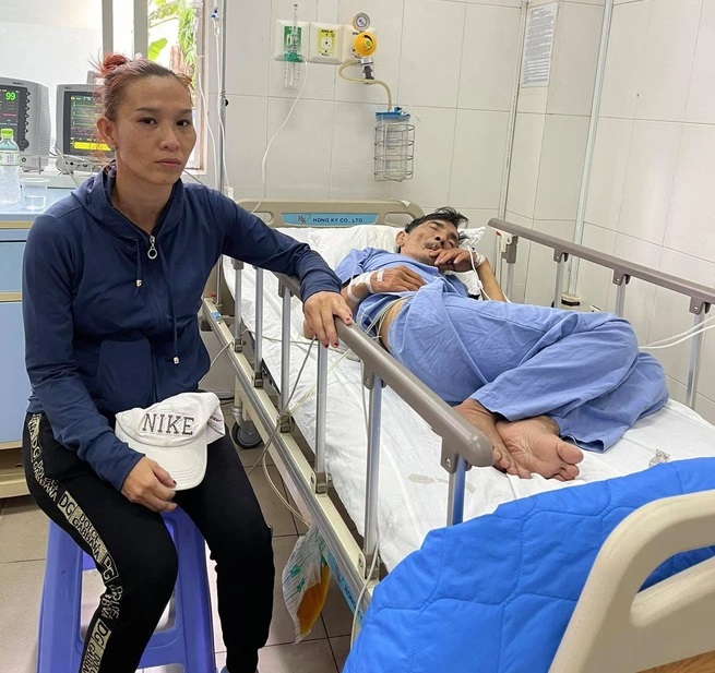 Vợ Thương Tín khuôn mặt mệt mỏi, túc trực bên chồng trong bệnh viện 1 Vợ Thương Tín khuôn mặt mệt mỏi, túc trực bên chồng trong bệnh viện 1