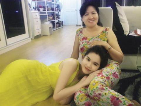 Từ việc làm của Ngọc Trinh dành cho mẹ kế nhìn nhận lại mối quan hệ 'mẹ kế con chồng' thời nay 4 Từ việc làm của Ngọc Trinh dành cho mẹ kế nhìn nhận lại mối quan hệ 'mẹ kế con chồng' thời nay 4