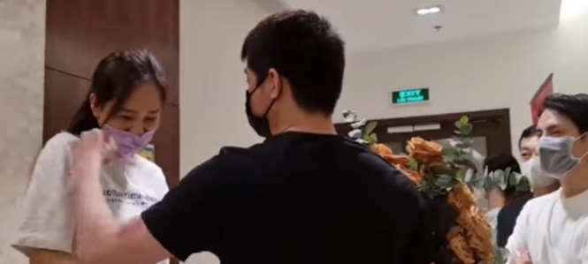 Mai Phương Thúy khiến dân tình xôn xao trước khoảnh khắc 'đụng chạm' với Noo Phước Thịnh 1 Mai Phương Thúy khiến dân tình xôn xao trước khoảnh khắc 'đụng chạm' với Noo Phước Thịnh 1