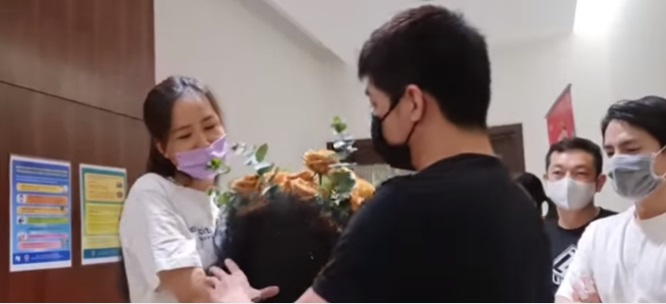 Mai Phương Thúy khiến dân tình xôn xao trước khoảnh khắc 'đụng chạm' với Noo Phước Thịnh 3 Mai Phương Thúy khiến dân tình xôn xao trước khoảnh khắc 'đụng chạm' với Noo Phước Thịnh 3