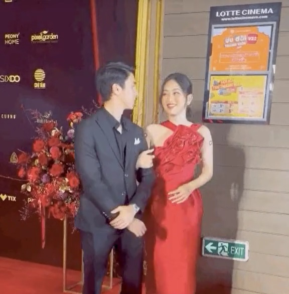 Á hậu Phương Nga có hành động thiếu tinh tế khiến bạn trai sững người trên thảm đỏ 3 Á hậu Phương Nga có hành động thiếu tinh tế khiến bạn trai sững người trên thảm đỏ 3
