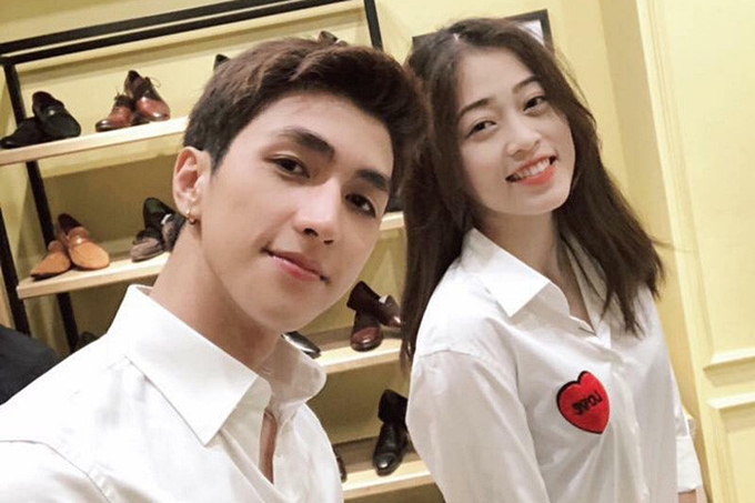 Á hậu Phương Nga có hành động thiếu tinh tế khiến bạn trai sững người trên thảm đỏ 4 Á hậu Phương Nga có hành động thiếu tinh tế khiến bạn trai sững người trên thảm đỏ 4