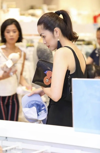 Xuất hiện clip quay lén Tăng Thanh Hà cùng chồng trong sự kiện: Nhan sắc thật gây xôn xao 3 Xuất hiện clip quay lén Tăng Thanh Hà cùng chồng trong sự kiện: Nhan sắc thật gây xôn xao 3