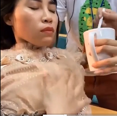 Xôn xao đoạn clip 22 giây của Thơ Nguyễn trong tình trạng bất ổn giữa ồn ào xin vía búp bê 2 Xôn xao đoạn clip 22 giây của Thơ Nguyễn trong tình trạng bất ổn giữa ồn ào xin vía búp bê 2