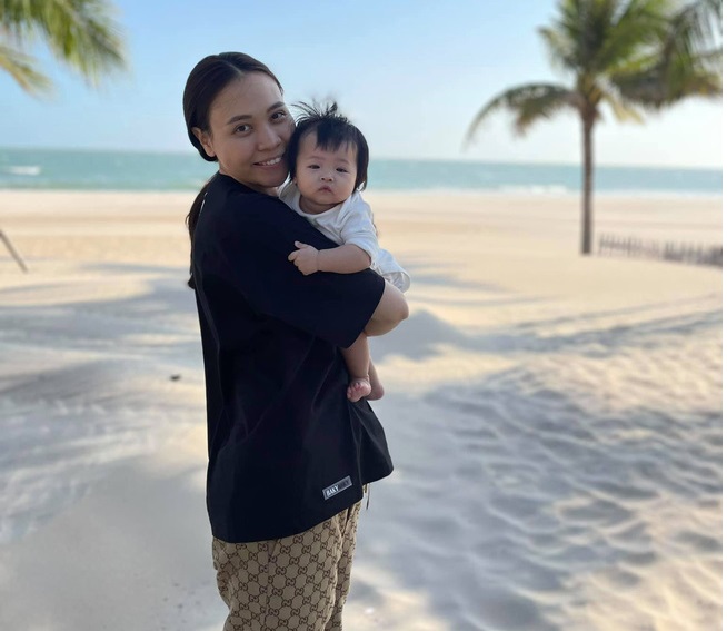Cường đô la lại tiếp tục làm lộ dung nhan thật của vợ mới: Nhan sắc có giống ảnh tự đăng? 2 Cường đô la lại tiếp tục làm lộ dung nhan thật của vợ mới: Nhan sắc có giống ảnh tự đăng? 2