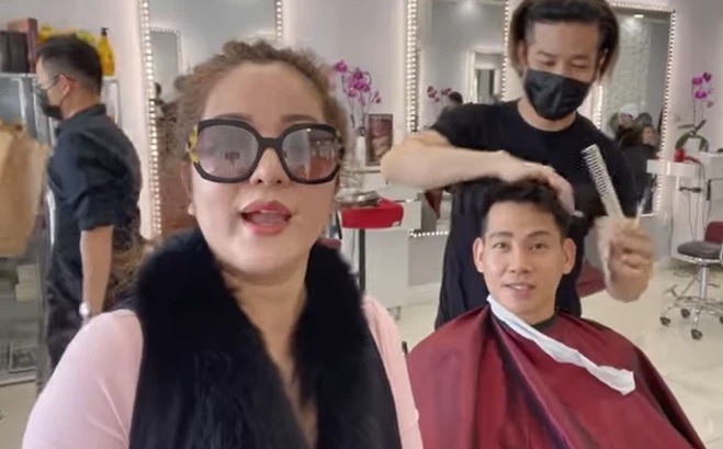 Đi phát đồ cho người vô gia cư, danh hài Thúy Nga bất ngờ vì gặp Phùng Ngọc Huy 1 Đi phát đồ cho người vô gia cư, danh hài Thúy Nga bất ngờ vì gặp Phùng Ngọc Huy 1
