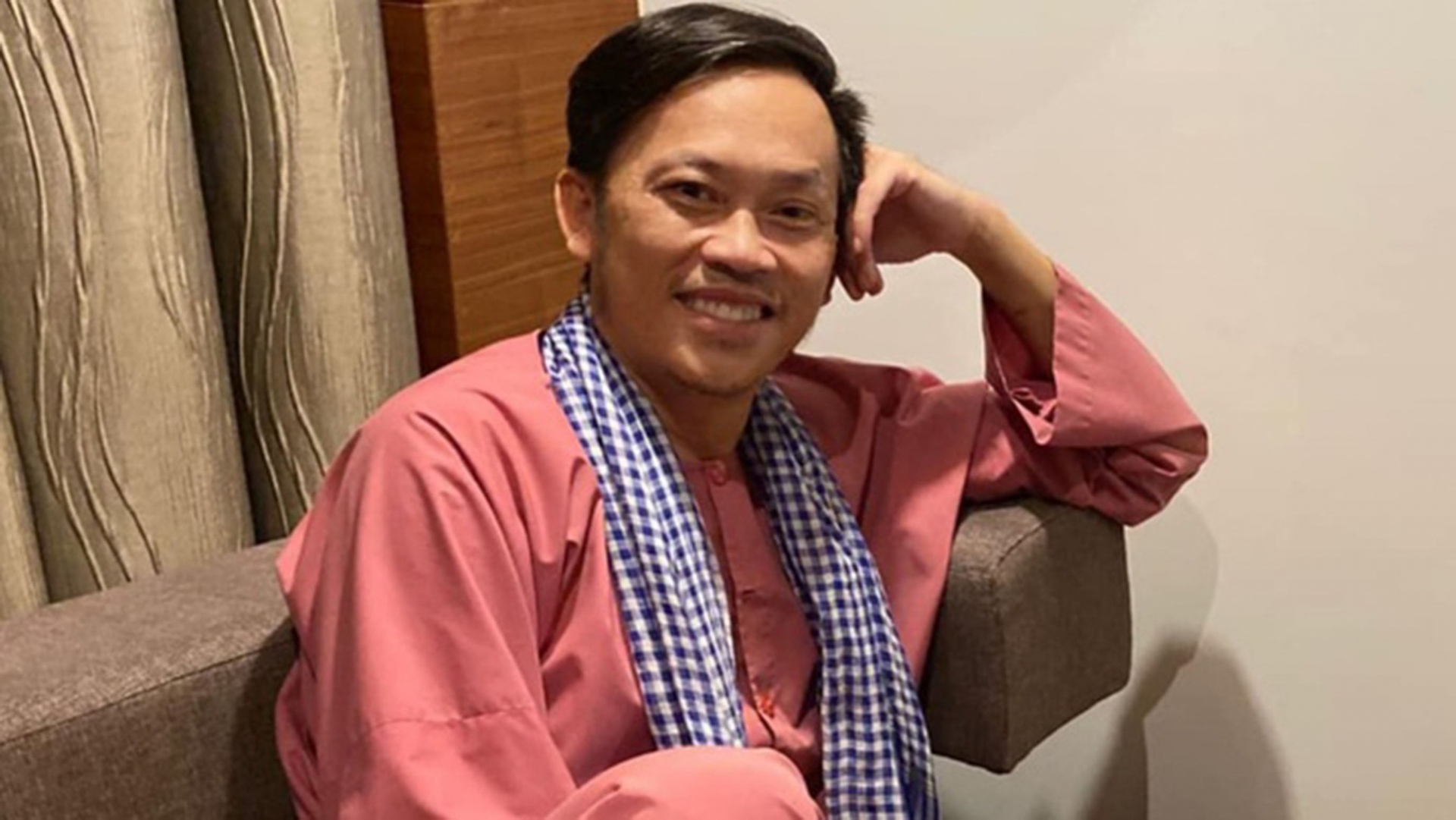 Vợ ông Dũng 'lò vôi' lại gắn Hoài Linh với 2 chữ 'lừa đảo' khi biết nam NS ngồi ghế nóng 'Thách thức danh hài' 4 Vợ ông Dũng 'lò vôi' lại gắn Hoài Linh với 2 chữ 'lừa đảo' khi biết nam NS ngồi ghế nóng 'Thách thức danh hài' 4