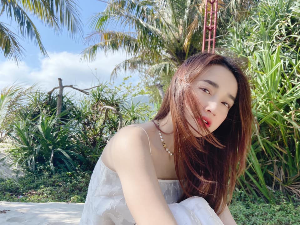 Ảnh team qua đường chụp phơi bày sắc vóc thật của Nhã Phương: Có lung linh như chính chủ tự đăng? 4 Ảnh team qua đường chụp phơi bày sắc vóc thật của Nhã Phương: Có lung linh như chính chủ tự đăng? 4