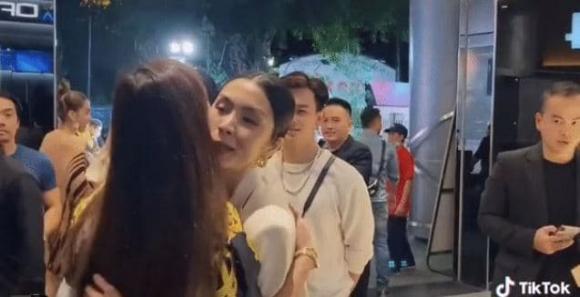 Đoạn clip quay lén vô tình phơi bày cách ứng xử của Hà Tăng với cô em chồng sang chảnh Tiên Nguyễn 2 Đoạn clip quay lén vô tình phơi bày cách ứng xử của Hà Tăng với cô em chồng sang chảnh Tiên Nguyễn 2