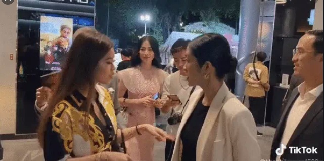 Đoạn clip quay lén vô tình phơi bày cách ứng xử của Hà Tăng với cô em chồng sang chảnh Tiên Nguyễn 3 Đoạn clip quay lén vô tình phơi bày cách ứng xử của Hà Tăng với cô em chồng sang chảnh Tiên Nguyễn 3