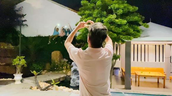 Đàm Vĩnh Hưng sững người khi phát hiện nhóm người lạ trèo tường đột nhập căn biệt thự 2 Đàm Vĩnh Hưng sững người khi phát hiện nhóm người lạ trèo tường đột nhập căn biệt thự 2