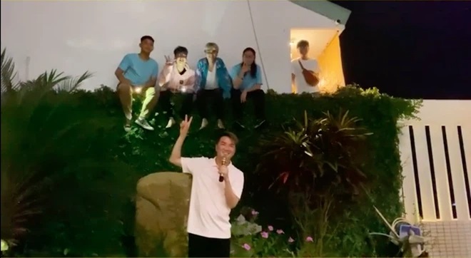 Đàm Vĩnh Hưng sững người khi phát hiện nhóm người lạ trèo tường đột nhập căn biệt thự 3 Đàm Vĩnh Hưng sững người khi phát hiện nhóm người lạ trèo tường đột nhập căn biệt thự 3