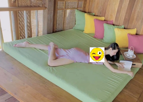 Thủy Tiên lộ ảnh chốn riêng tư, bất ngờ hơn là người đứng sau loạt khoảnh khắc tế nhị này 1 Thủy Tiên lộ ảnh chốn riêng tư, bất ngờ hơn là người đứng sau loạt khoảnh khắc tế nhị này 1