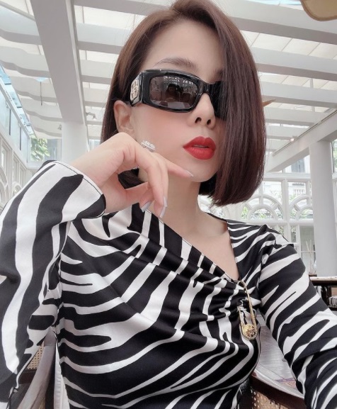 Chất chơi như Lệ Quyên, khoe sương sương cũng khiến fan trầm trồ vì 2 chiếc nhẫn kim cương khủng 2 Chất chơi như Lệ Quyên, khoe sương sương cũng khiến fan trầm trồ vì 2 chiếc nhẫn kim cương khủng 2