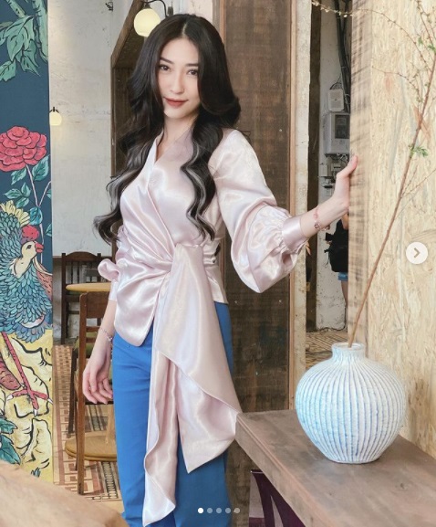 Khổng Tú Quỳnh khoe nhan sắc thăng hạng trong lúc Ngô Kiến Huy tay trong tay với tình tin đồn 3 Khổng Tú Quỳnh khoe nhan sắc thăng hạng trong lúc Ngô Kiến Huy tay trong tay với tình tin đồn 3