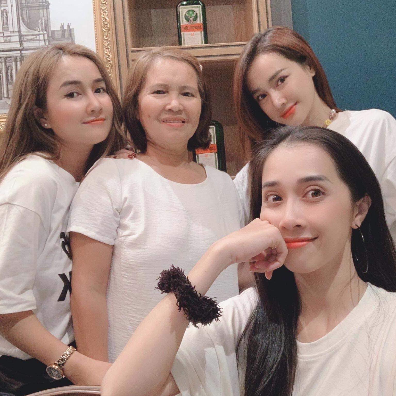 Hội chị em gái nhà Nhã Phương đọ nhan sắc 'một chín, một mười' khi chung khuôn hình 1 Hội chị em gái nhà Nhã Phương đọ nhan sắc 'một chín, một mười' khi chung khuôn hình 1