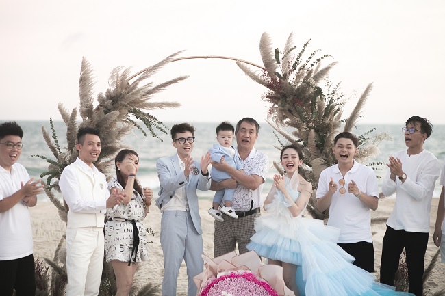 Xuất hiện trong tiệc thôi nôi, người bố quyền lực của Minh Nhựa chiếm 'spotlight' vì quá phong độ 1 Xuất hiện trong tiệc thôi nôi, người bố quyền lực của Minh Nhựa chiếm 'spotlight' vì quá phong độ 1