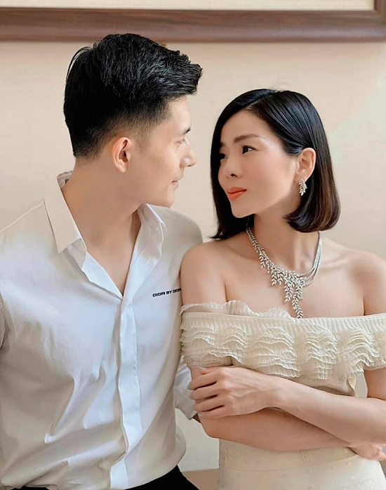 Lệ Quyên và Lâm Bảo Châu ngày càng say đắm bên nhau. Ảnh internet Lệ Quyên và Lâm Bảo Châu ngày càng say đắm bên nhau. Ảnh internet