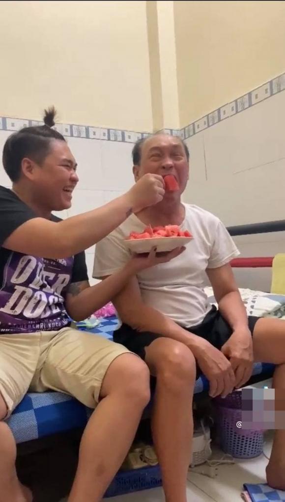 Lần hiếm hoi Duy Phước thể hiện ra ngoài tình cảm với bố. Ảnh cắt từ clip Lần hiếm hoi Duy Phước thể hiện ra ngoài tình cảm với bố. Ảnh cắt từ clip