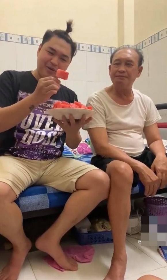 Duy Phước chia sẻ khoảnh khắc đời thường bên bố Duy Phương. Ảnh cắt từ clip Duy Phước chia sẻ khoảnh khắc đời thường bên bố Duy Phương. Ảnh cắt từ clip