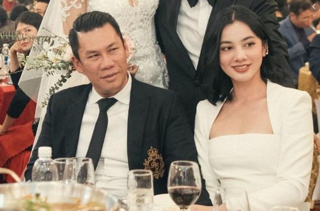 Hiếm hoi mới thấy chồng cũ Lệ Quyên công khai thể hiện tình cảm với bạn gái kém 27 tuổi 3 Hiếm hoi mới thấy chồng cũ Lệ Quyên công khai thể hiện tình cảm với bạn gái kém 27 tuổi 3