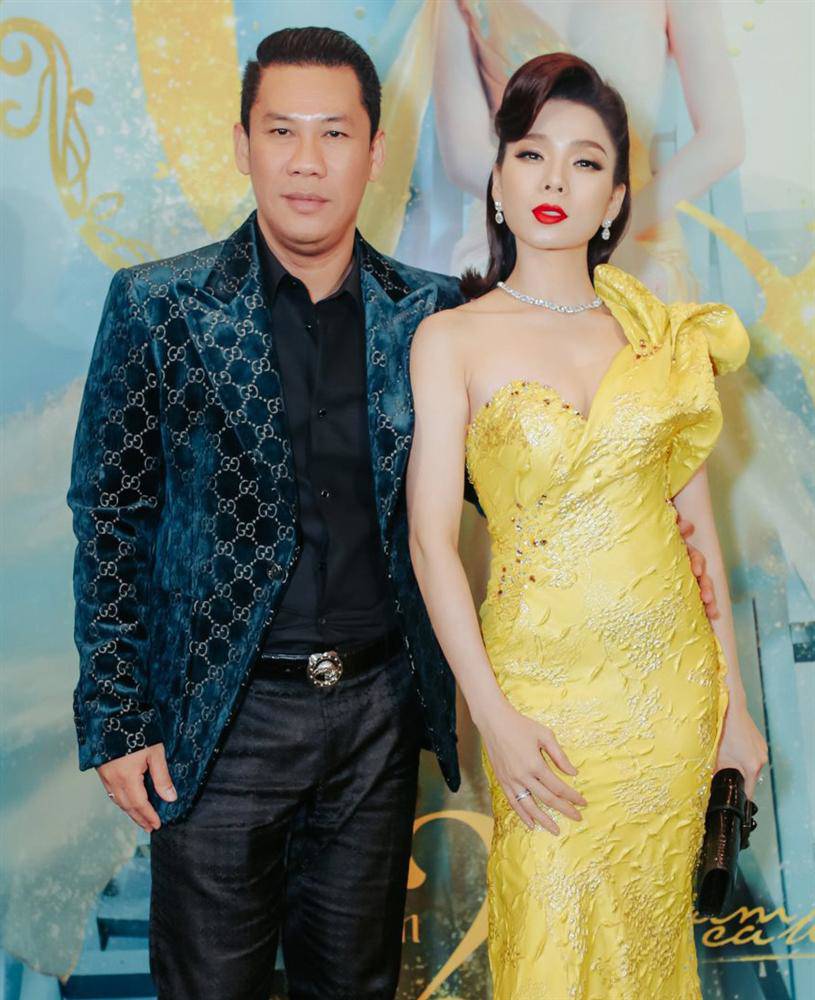 Hiếm hoi mới thấy chồng cũ Lệ Quyên công khai thể hiện tình cảm với bạn gái kém 27 tuổi 4 Hiếm hoi mới thấy chồng cũ Lệ Quyên công khai thể hiện tình cảm với bạn gái kém 27 tuổi 4