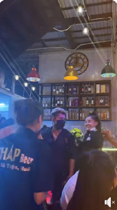 'Team qua đường' bắt trọn nhan sắc thật của Ngân 98 qua camera thường: Liệu có giống ảnh chính chủ tự đăng 1 'Team qua đường' bắt trọn nhan sắc thật của Ngân 98 qua camera thường: Liệu có giống ảnh chính chủ tự đăng 1