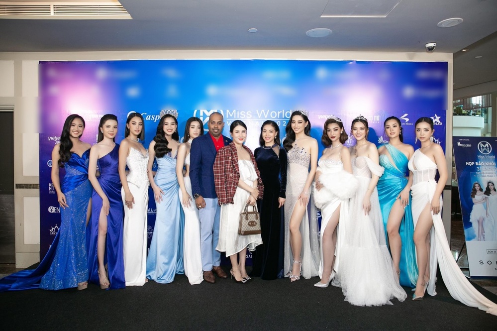 Xôn xao Hoa hậu Đỗ Mỹ Linh bị người đàn ông lạ chen lấn trong sự kiện 2 Xôn xao Hoa hậu Đỗ Mỹ Linh bị người đàn ông lạ chen lấn trong sự kiện 2