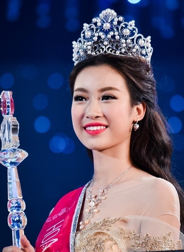 Xôn xao Hoa hậu Đỗ Mỹ Linh bị người đàn ông lạ chen lấn trong sự kiện 4 Xôn xao Hoa hậu Đỗ Mỹ Linh bị người đàn ông lạ chen lấn trong sự kiện 4