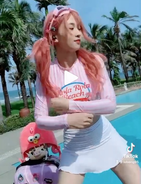 Khoe vũ điệu bên bể bơi, Tiktoker Lê Bống gợi lại quá khứ của bà Tưng năm xưa 1 Khoe vũ điệu bên bể bơi, Tiktoker Lê Bống gợi lại quá khứ của bà Tưng năm xưa 1
