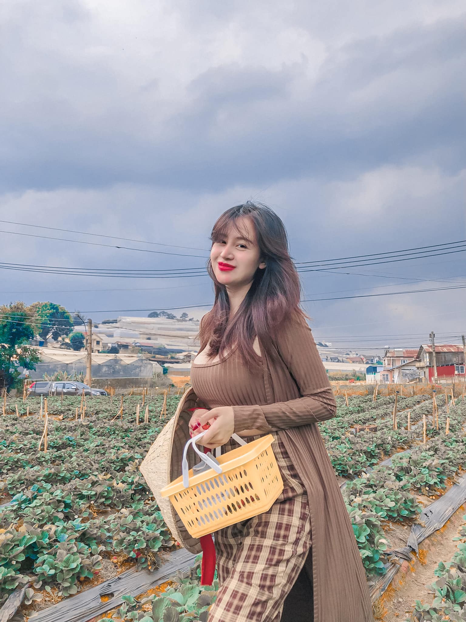 Bị chê hết thời, Bà Tưng Huyền Anh tung ảnh chứng minh nhan sắc không lẫn vào đâu giữa 'rừng' hot girl 2 Bị chê hết thời, Bà Tưng Huyền Anh tung ảnh chứng minh nhan sắc không lẫn vào đâu giữa 'rừng' hot girl 2