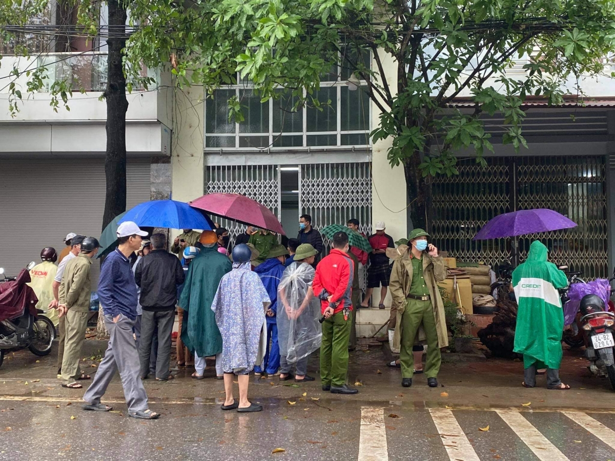 Tin tức pháp luật 24h: Bí thư xã lái xe ô tô gây tai nạn liên hoàn, Cô gái trẻ tẩm xăng tự thiêu ở Hòa Bình 2 Tin tức pháp luật 24h: Bí thư xã lái xe ô tô gây tai nạn liên hoàn, Cô gái trẻ tẩm xăng tự thiêu ở Hòa Bình 2
