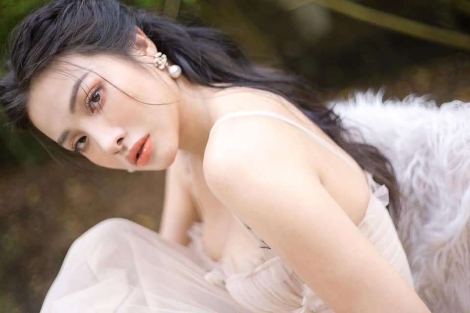 Tình cũ Lương Bằng Quang lên đồ hờ hững khoe trọn sắc vóc bên trong xế hộp đắt tiền 5 Tình cũ Lương Bằng Quang lên đồ hờ hững khoe trọn sắc vóc bên trong xế hộp đắt tiền 5