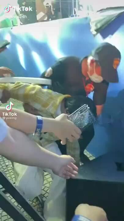 Nhìn kết quả khám của Karik sau sự cố trên sân khấu fan không khỏi lo lắng 2 Nhìn kết quả khám của Karik sau sự cố trên sân khấu fan không khỏi lo lắng 2