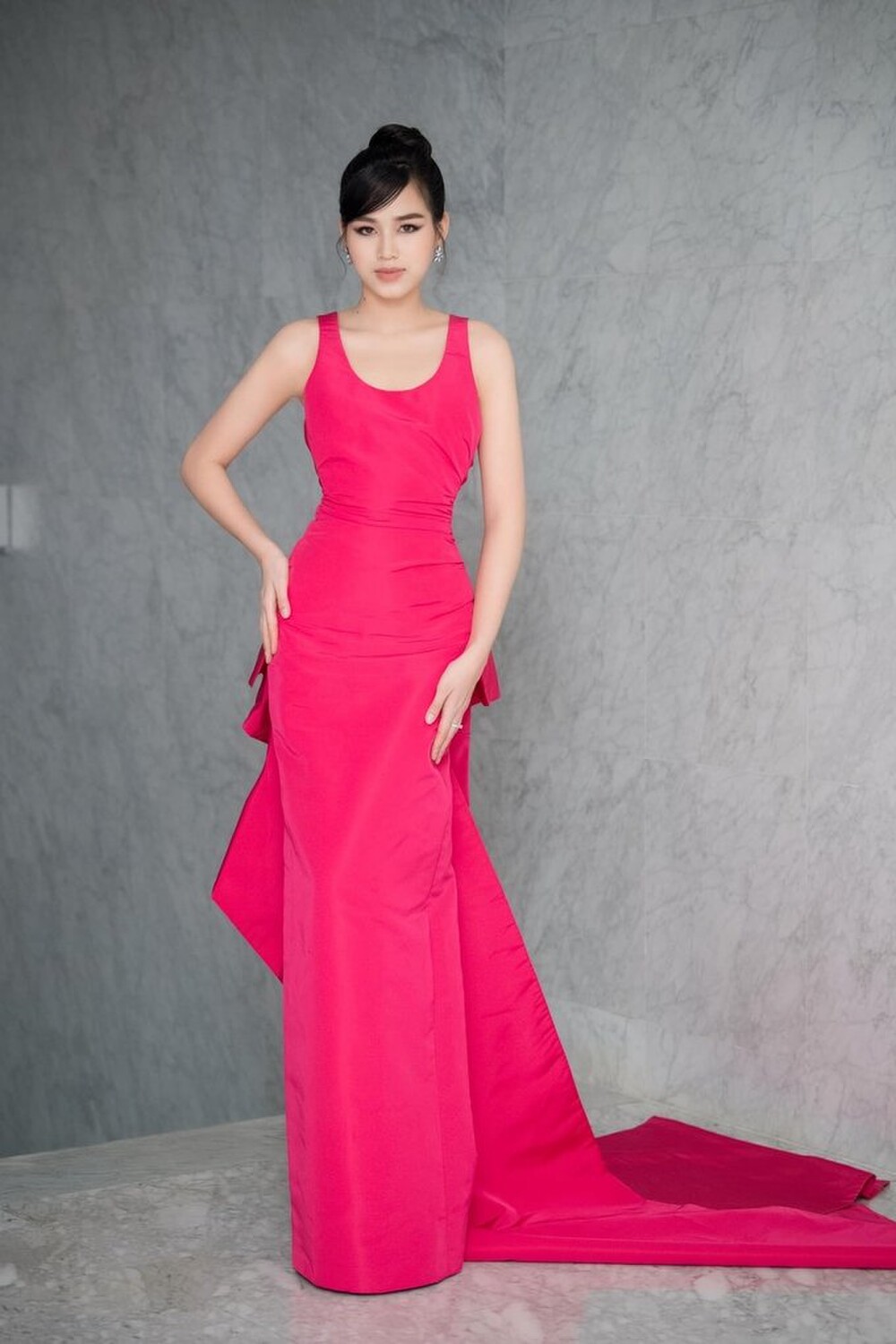 Hoa hậu Đỗ Thị Hà 'muối mặt' vì sự cố trang phục trên sóng trực tiếp 1 Hoa hậu Đỗ Thị Hà 'muối mặt' vì sự cố trang phục trên sóng trực tiếp 1