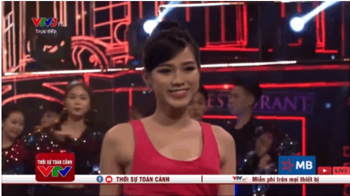 Hoa hậu Đỗ Thị Hà 'muối mặt' vì sự cố trang phục trên sóng trực tiếp 3 Hoa hậu Đỗ Thị Hà 'muối mặt' vì sự cố trang phục trên sóng trực tiếp 3