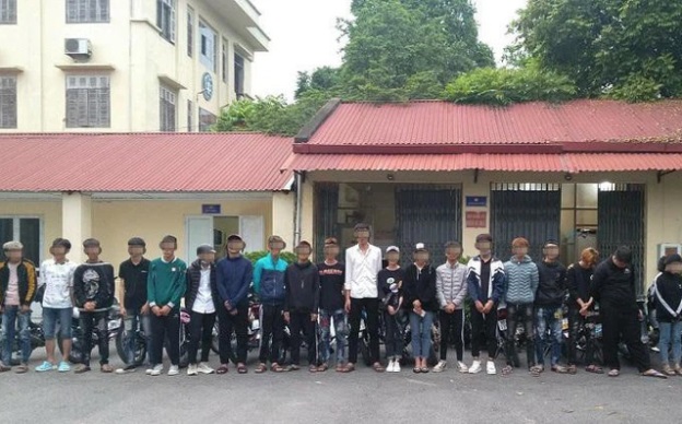 Tin tức pháp luật 24h: Thanh niên bịt biển số xe rồi đi mua tuýp sắt, CSGT ngăn chặn đua xe 1 Tin tức pháp luật 24h: Thanh niên bịt biển số xe rồi đi mua tuýp sắt, CSGT ngăn chặn đua xe 1
