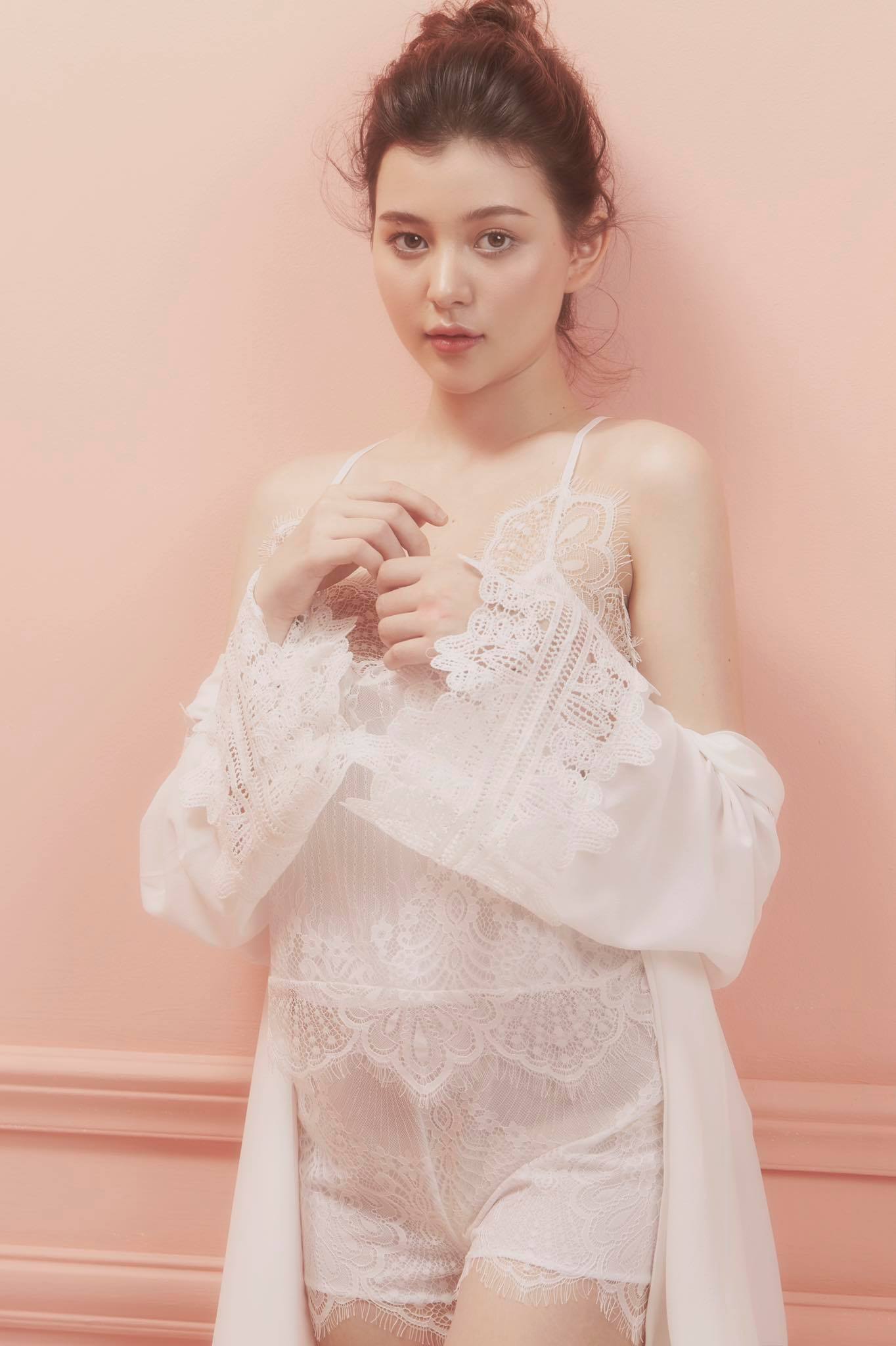 Không kém cạnh Ngọc Trinh, hotgirl múp míp Sunna Nhật Anh diện váy ngủ khoe sắc vóc ngọt ngào 1 Không kém cạnh Ngọc Trinh, hotgirl múp míp Sunna Nhật Anh diện váy ngủ khoe sắc vóc ngọt ngào 1