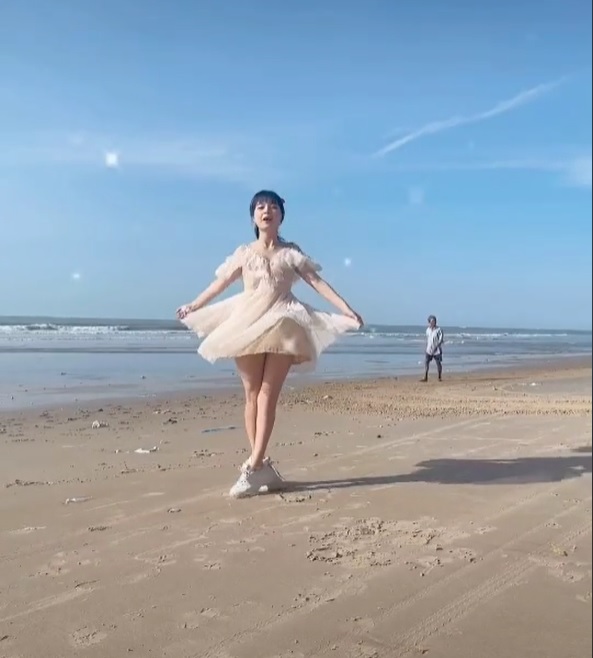 Diện váy ngắn vô tư nhảy múa, 'thánh nữ streamer' Mèo 2k4 lộ cả phụ kiện bên trong 1 Diện váy ngắn vô tư nhảy múa, 'thánh nữ streamer' Mèo 2k4 lộ cả phụ kiện bên trong 1
